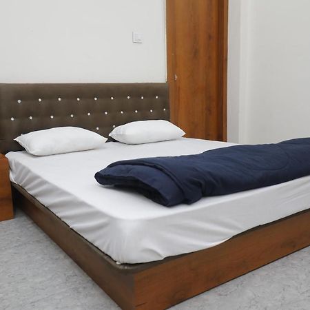 Hotel Garima Uddzsaín Kültér fotó