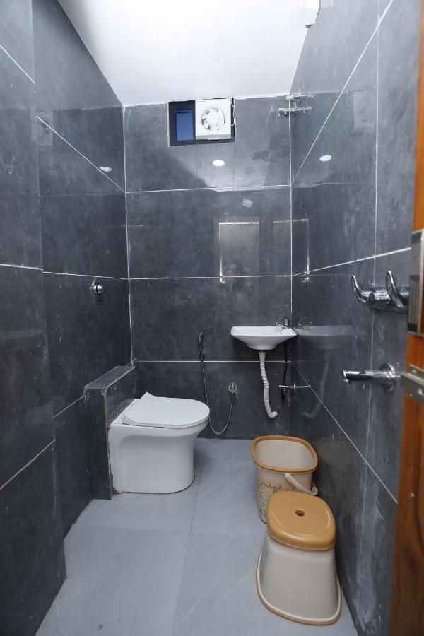 Hotel Garima Uddzsaín Kültér fotó