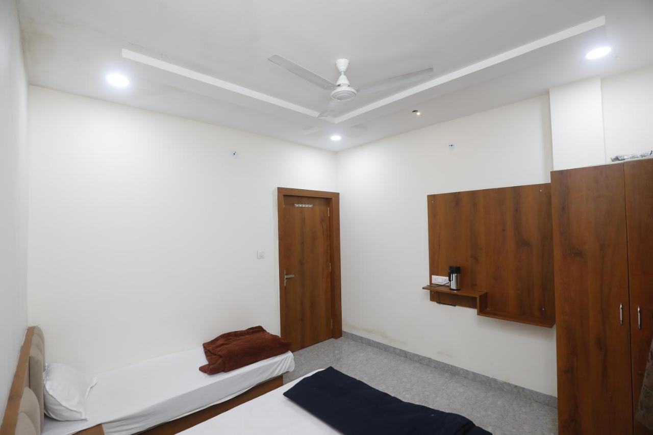 Hotel Garima Uddzsaín Kültér fotó