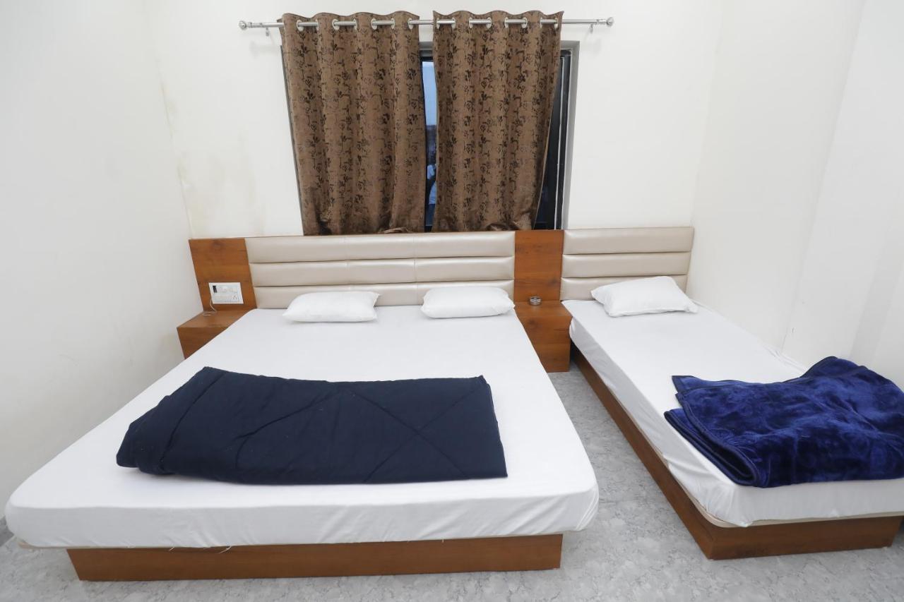 Hotel Garima Uddzsaín Kültér fotó