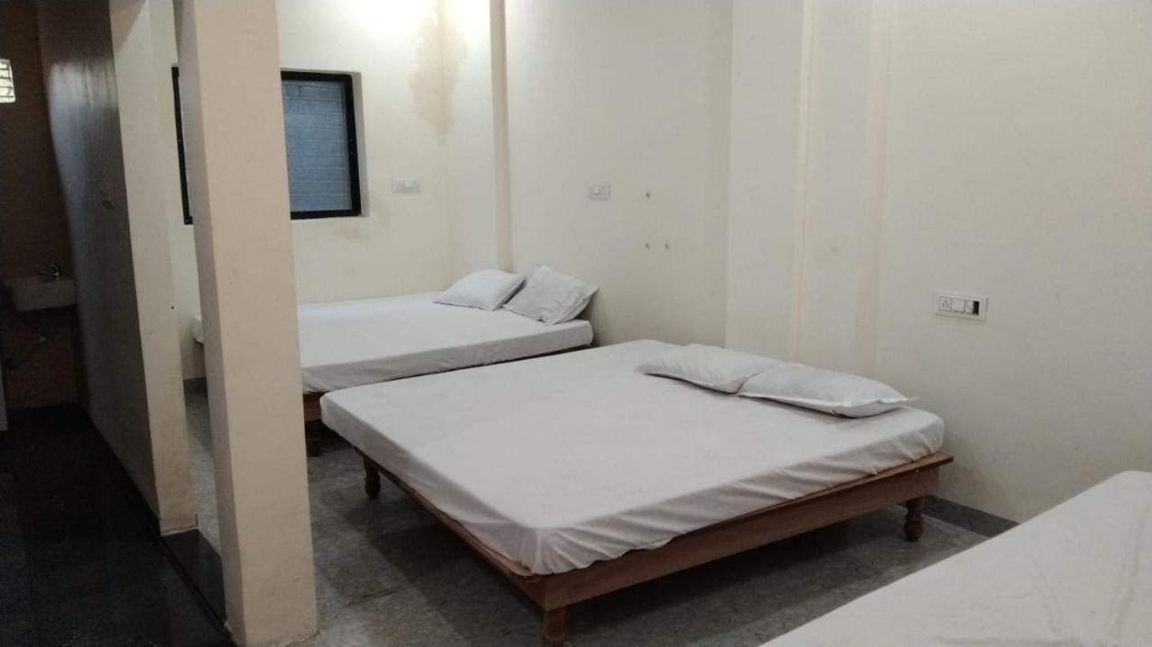 Hotel Garima Uddzsaín Kültér fotó