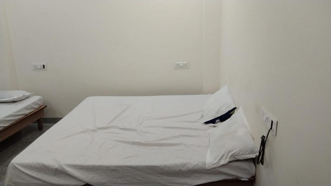 Hotel Garima Uddzsaín Kültér fotó